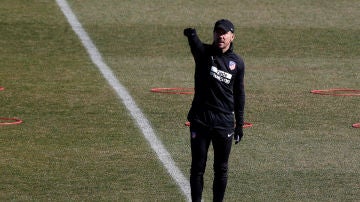 Simeone dirige un entrenamiento