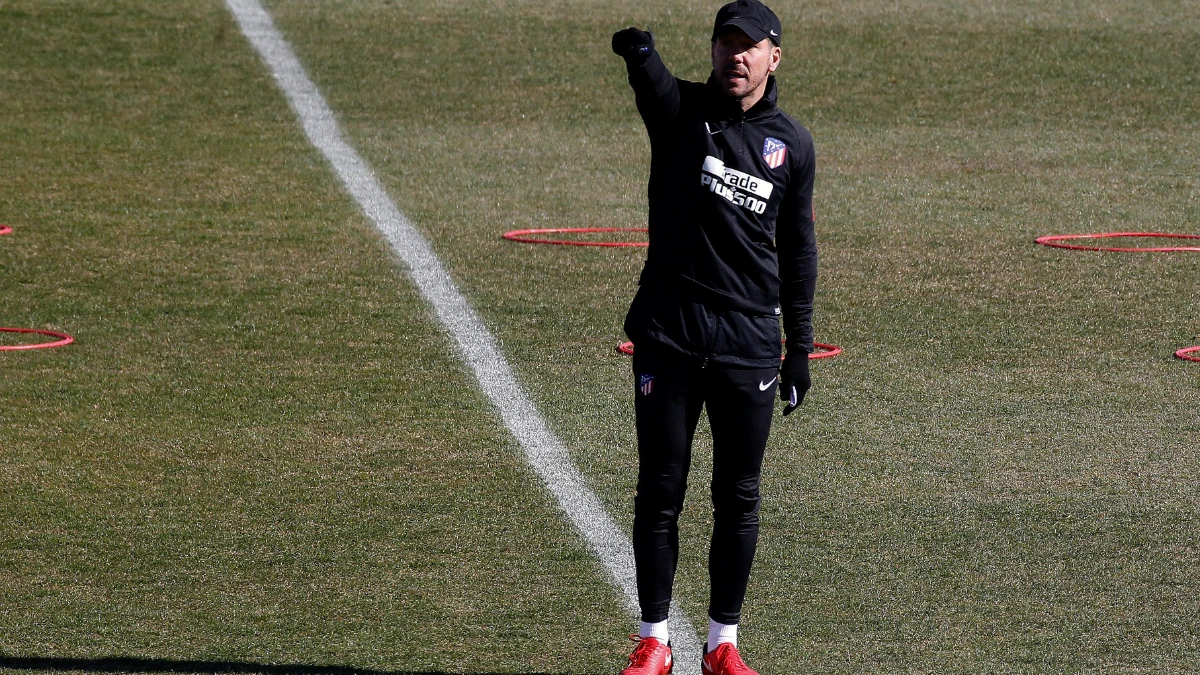 Simeone dirige un entrenamiento