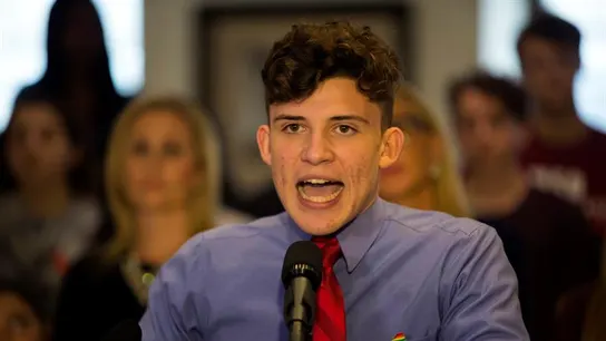 El español Alfonso Calderon, estudiante de la escuela secundaria Marjory Stoneman Douglas El español Alfonso Calderon, estudiante de la escuela secundaria Marjory Stoneman Douglas