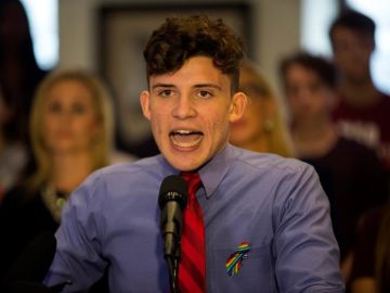 El español Alfonso Calderon, estudiante de la escuela secundaria Marjory Stoneman Douglas El español Alfonso Calderon, estudiante de la escuela secundaria Marjory Stoneman Douglas