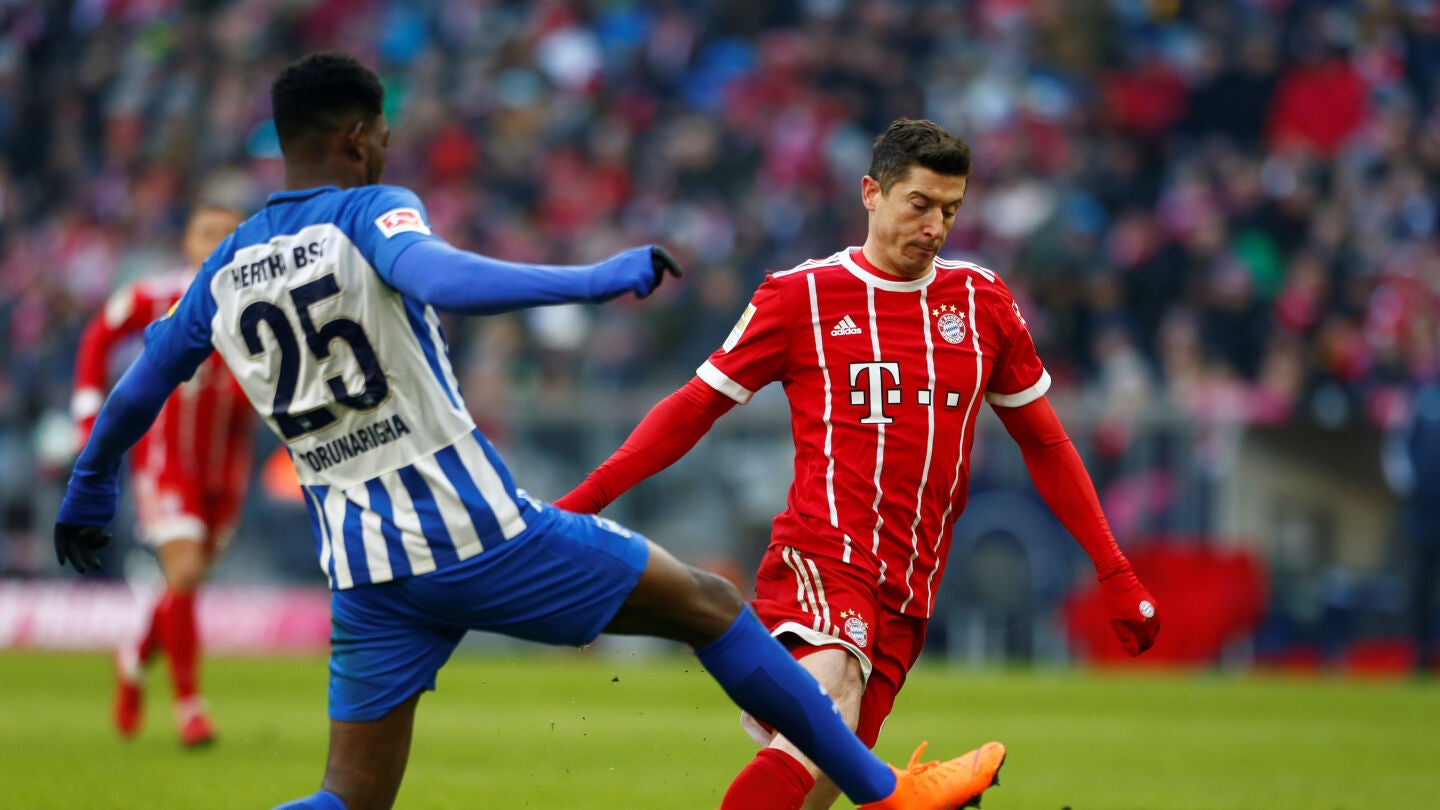 Lewandowski trata de regatear a Jordan Torunarigha