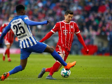 Lewandowski trata de regatear a Jordan Torunarigha Lewandowski trata de regatear a Jordan Torunarigha