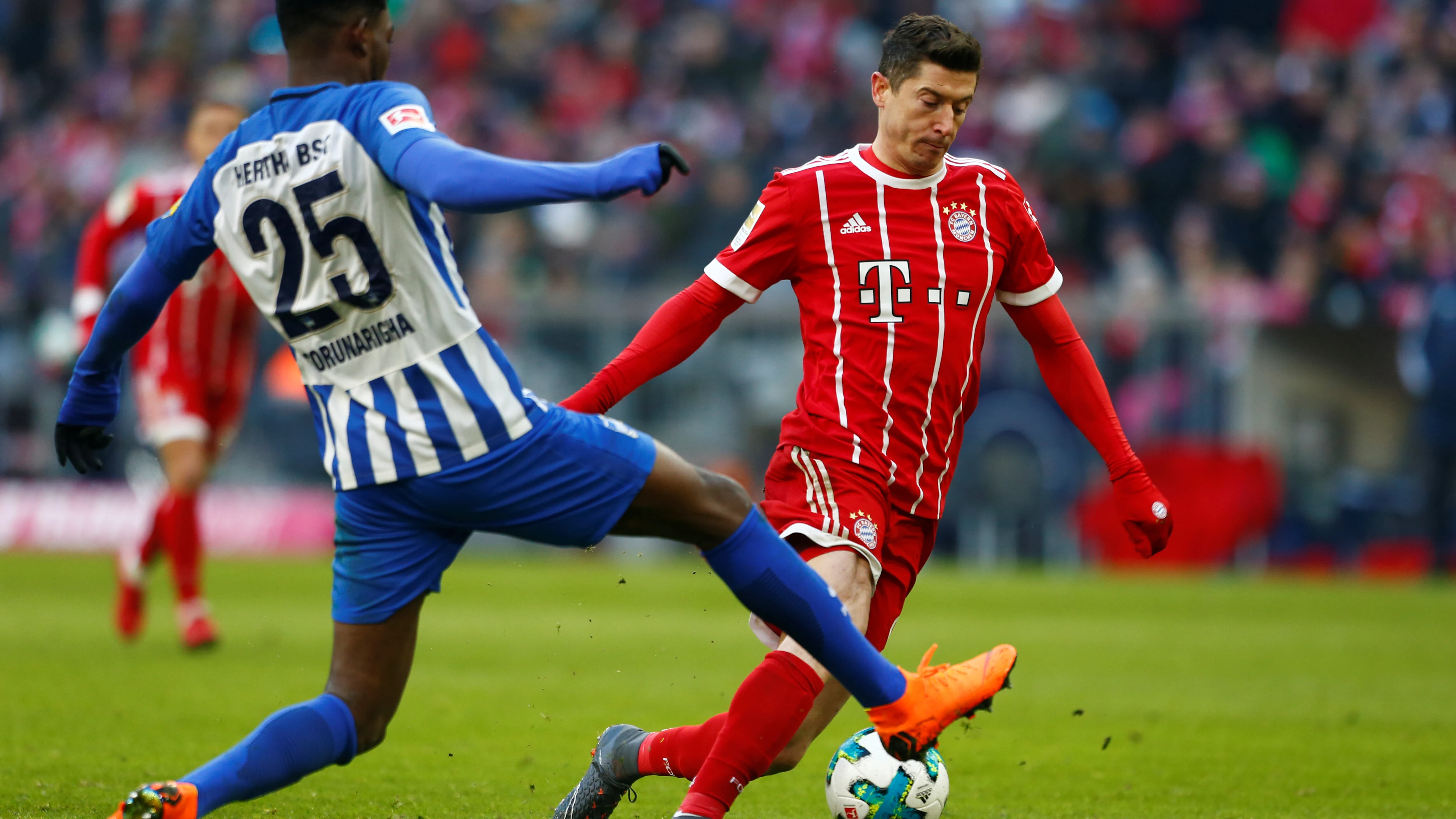 Lewandowski trata de regatear a Jordan Torunarigha