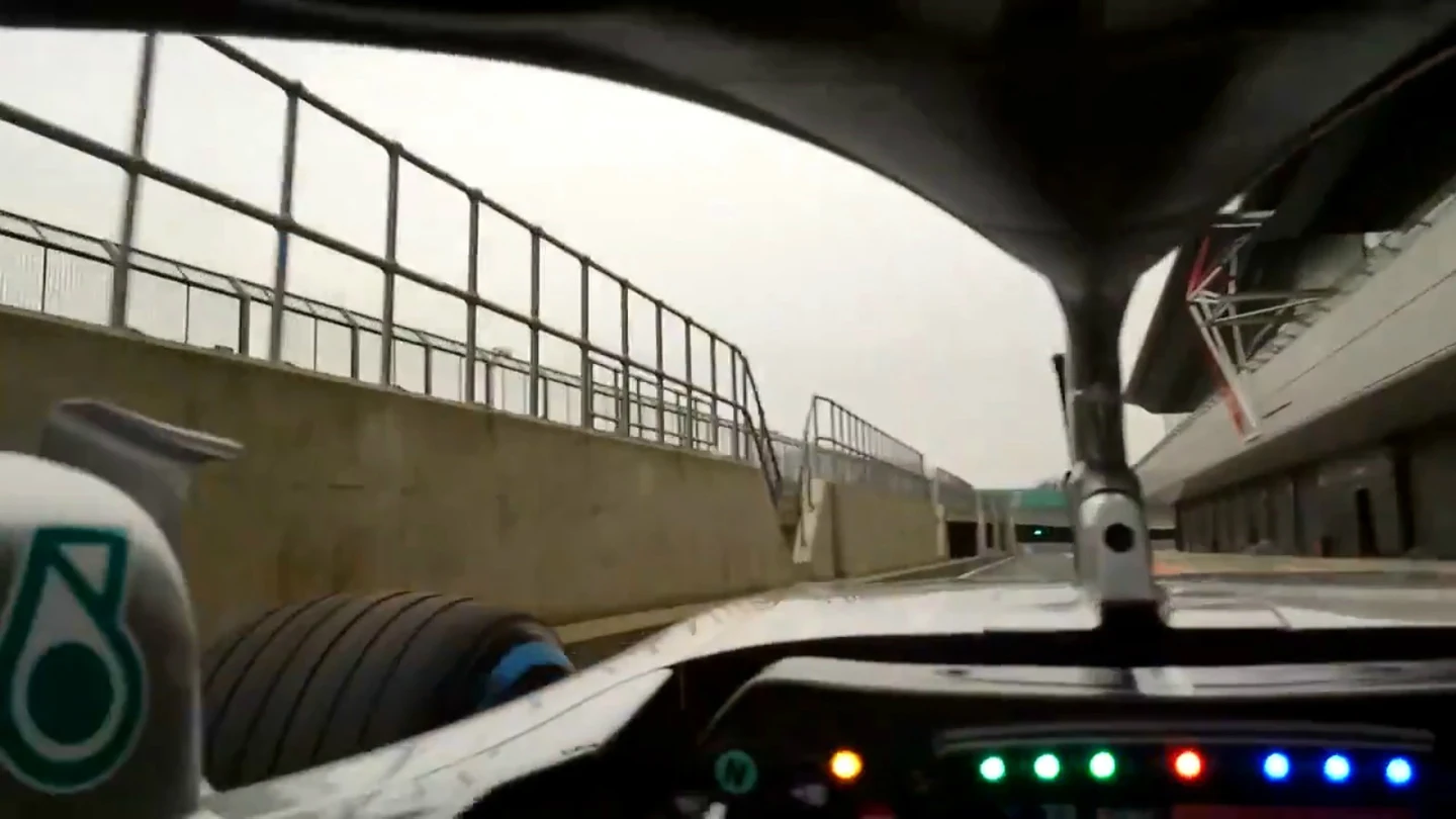 Bottas, desde su Mercedes Bottas, desde su Mercedes