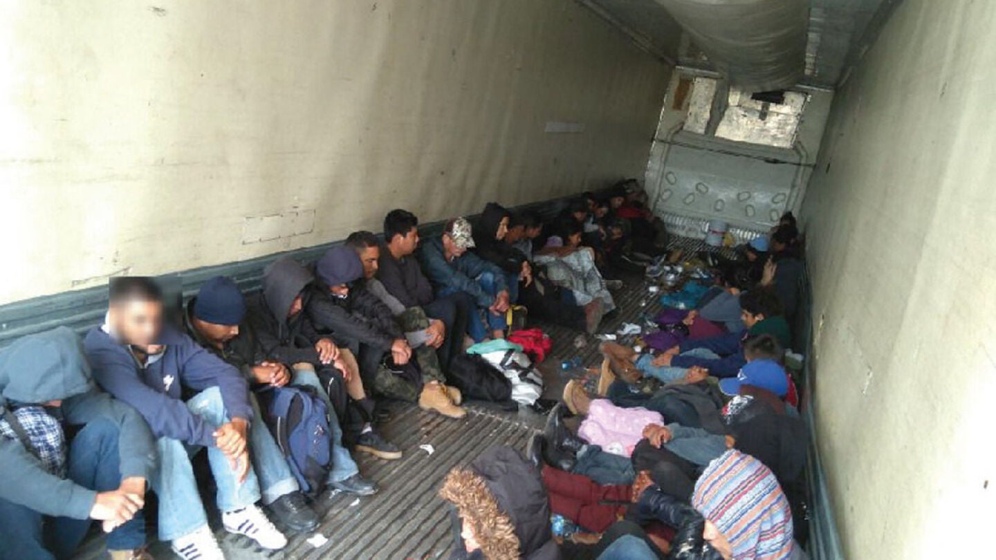 Vista general de las condiciones en que viajaban los 103 migrantes centroamericanos abandonados en el interior de un cami&oacute;n