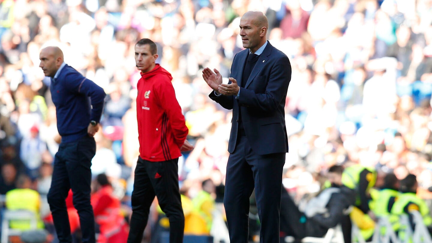 Zidane aplaude a sus jugadores en la banda del Santiago Bernab&eacute;u