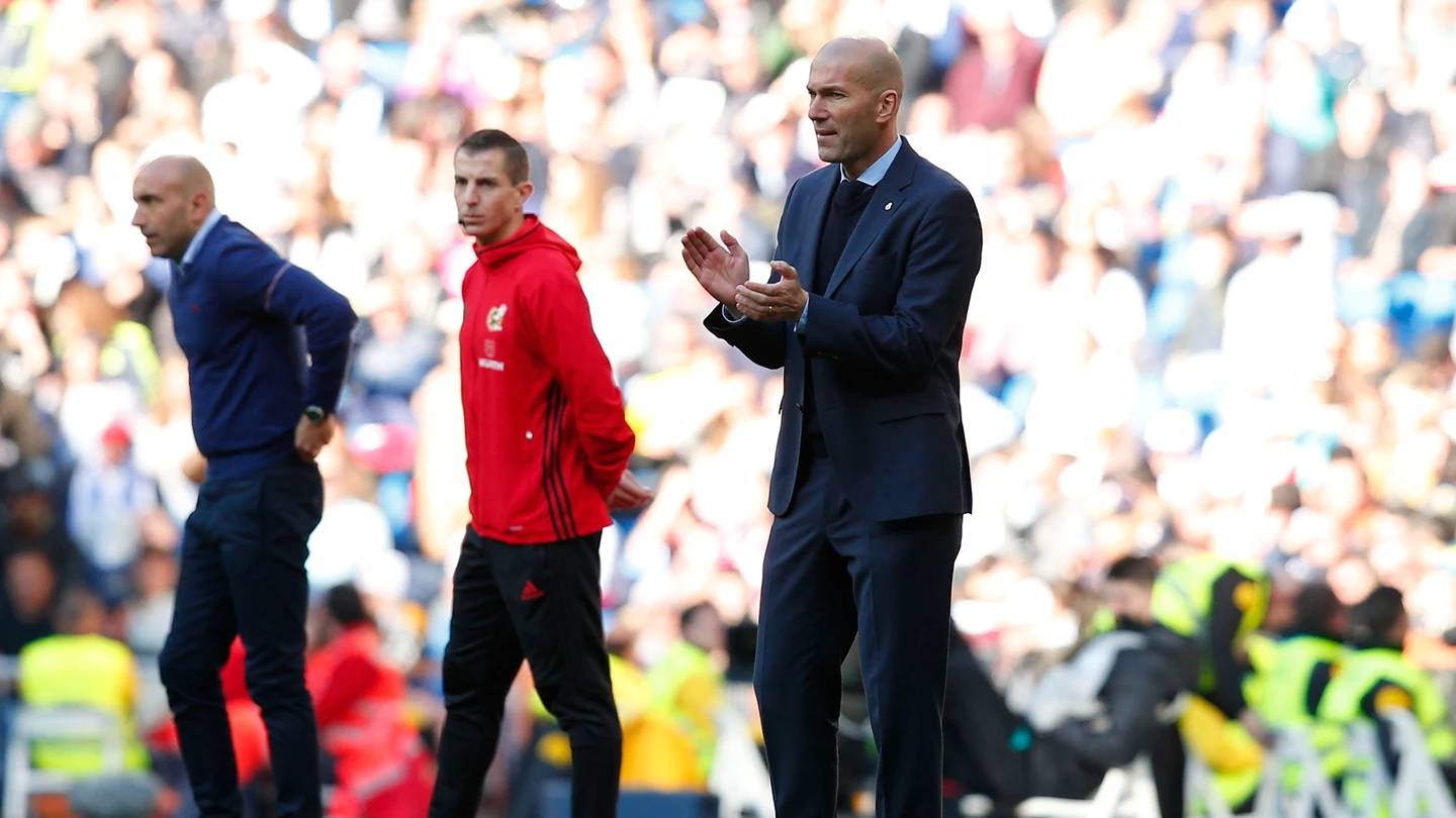 Zidane aplaude a sus jugadores en la banda del Santiago Bernabéu Zidane aplaude a sus jugadores en la banda del Santiago Bernabéu