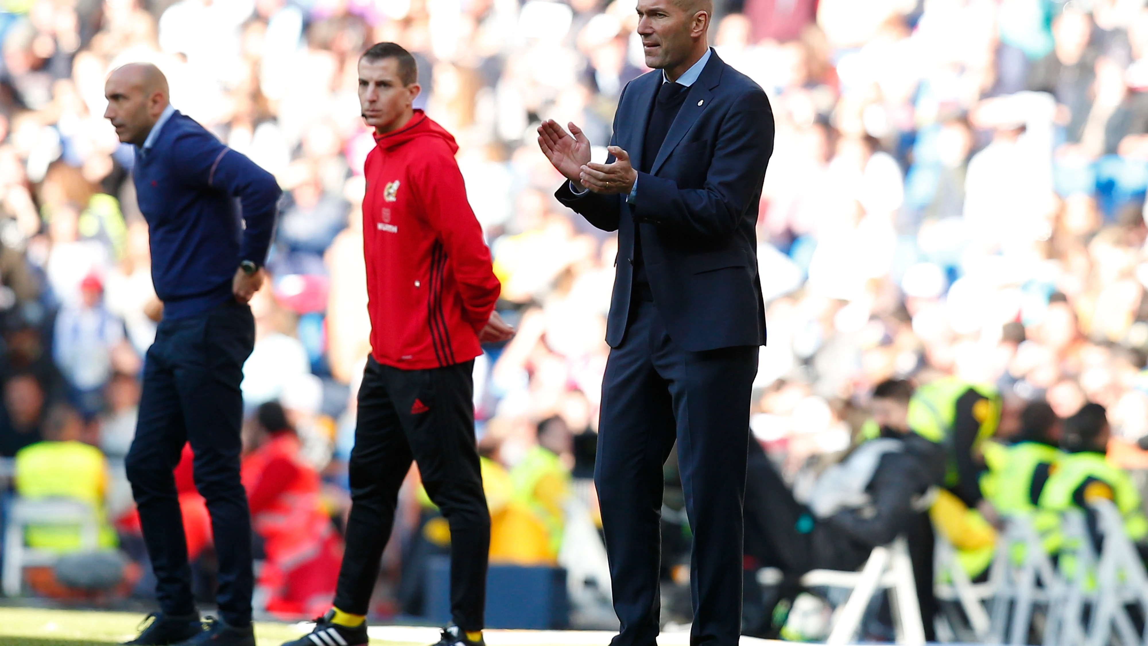 Zidane aplaude a sus jugadores en la banda del Santiago Bernabéu