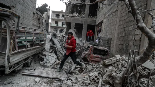 Un voluntario corre tras un bombardeo en Duma, feudo rebelde de Guta Oriental Un voluntario corre tras un bombardeo en Duma, feudo rebelde de Guta Oriental