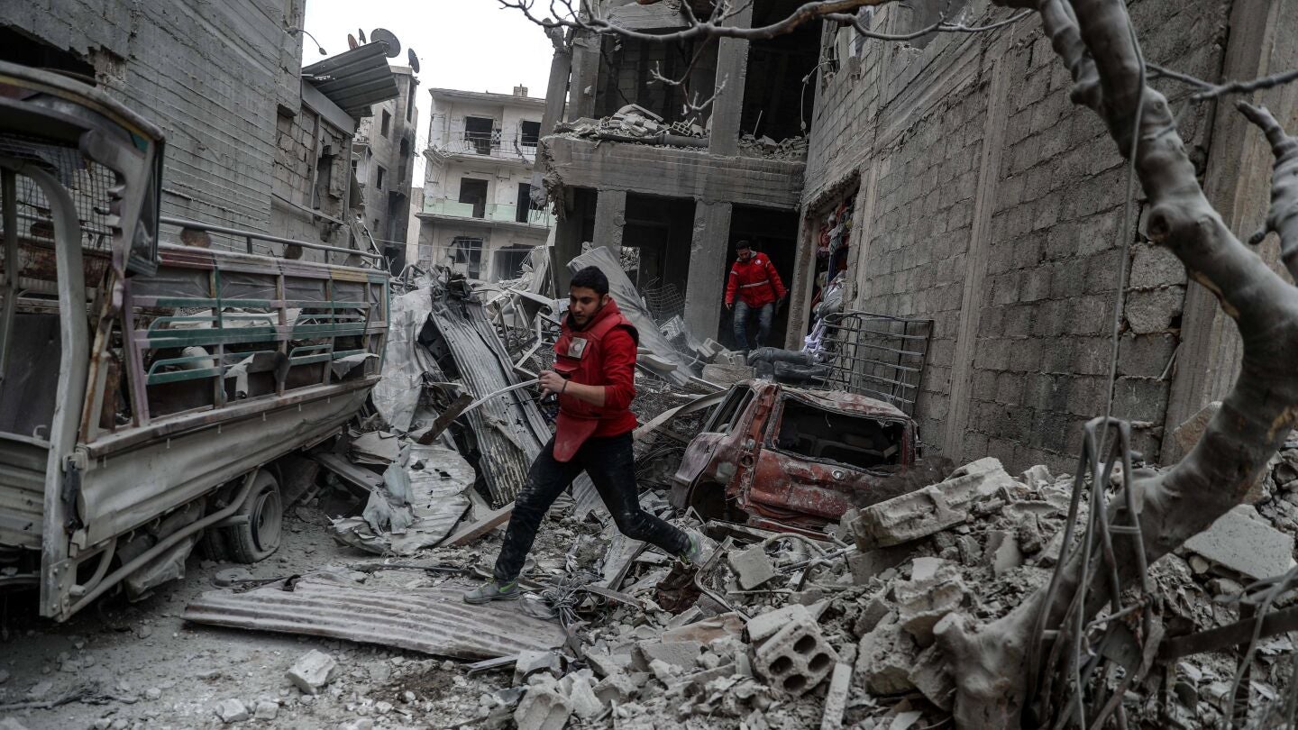 Un voluntario corre tras un bombardeo en Duma, feudo rebelde de Guta Oriental