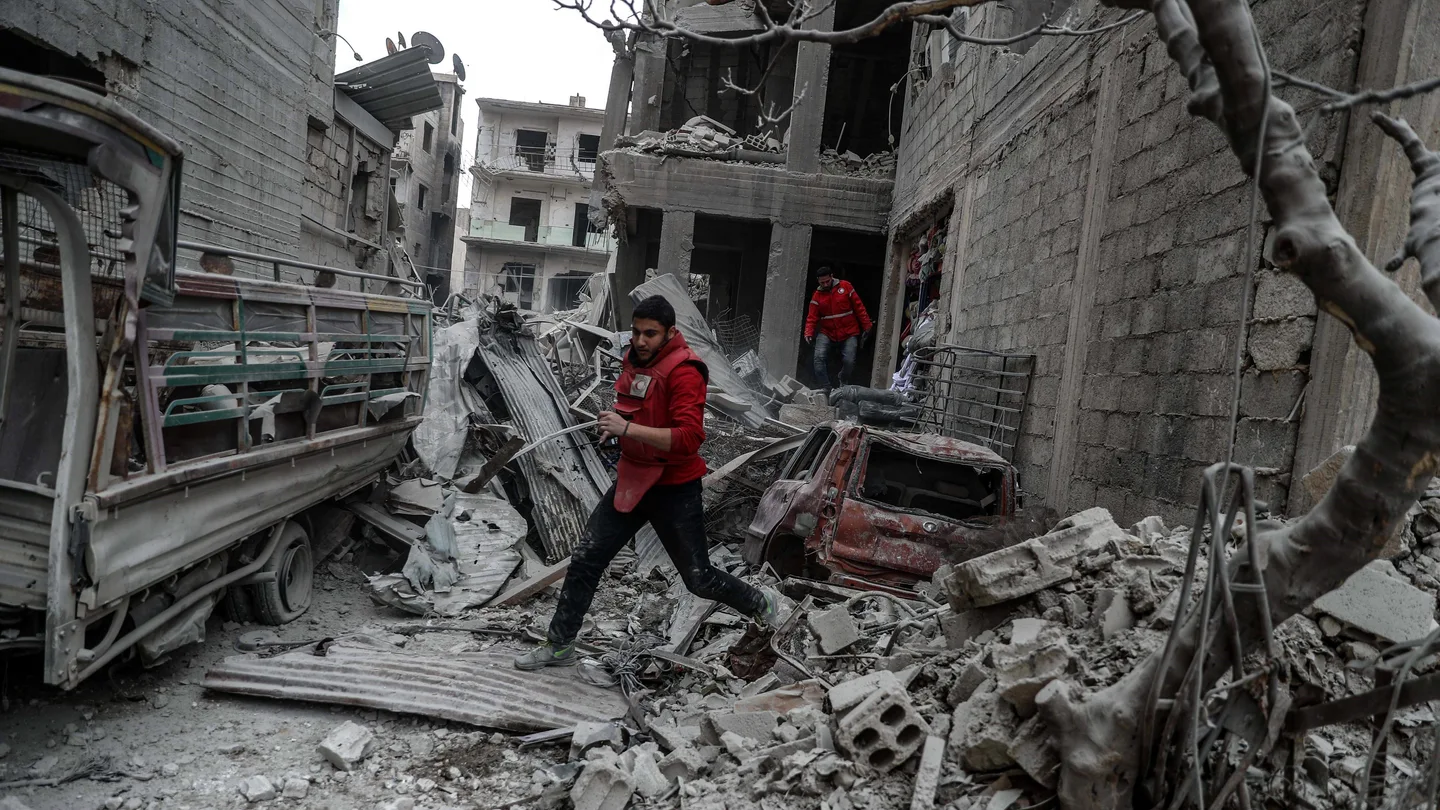 Un voluntario corre tras un bombardeo en Duma, feudo rebelde de Guta Oriental Un voluntario corre tras un bombardeo en Duma, feudo rebelde de Guta Oriental