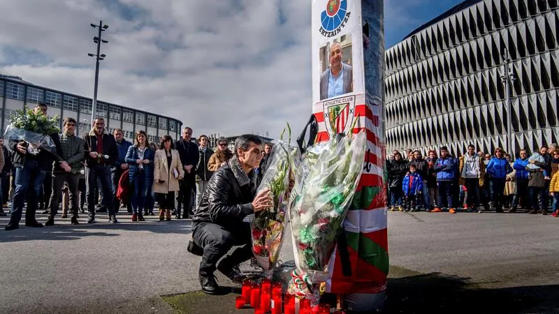 Homenaje a Inocencio Alonso en la explanada de San Mamés