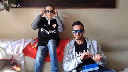 Pablo Sarabia con Julio, joven aficionado del Sevilla