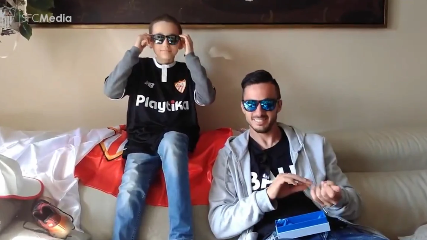 Pablo Sarabia con Julio, joven aficionado del Sevilla Pablo Sarabia con Julio, joven aficionado del Sevilla