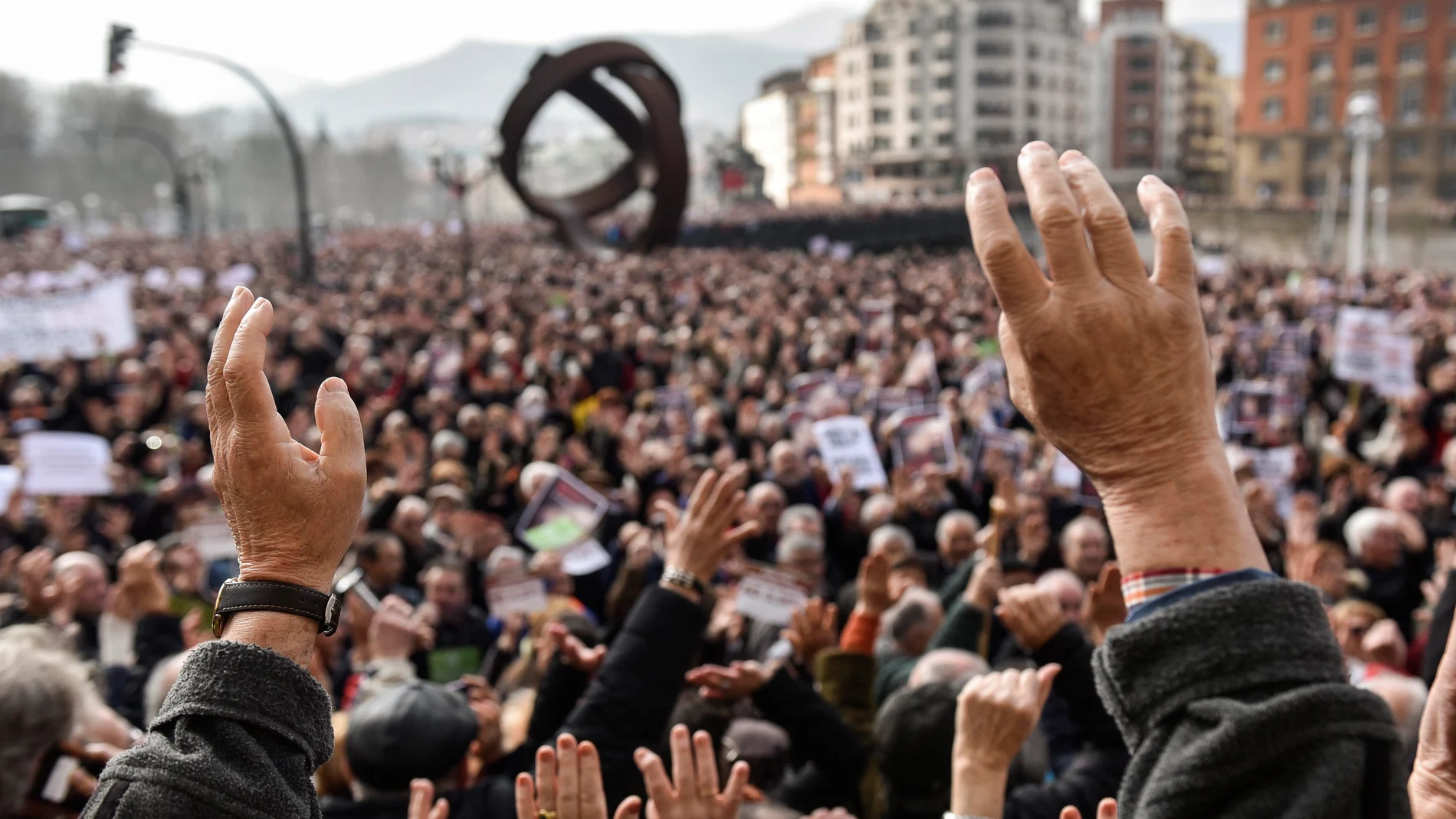 Miles de jubilados y pensionistas,convocados por la plataforma de asociaciones de jubilados, viudas y pensionistas de Bizkaia