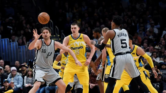 Pau Gasol recibe un pase ante los Nuggets Pau Gasol recibe un pase ante los Nuggets