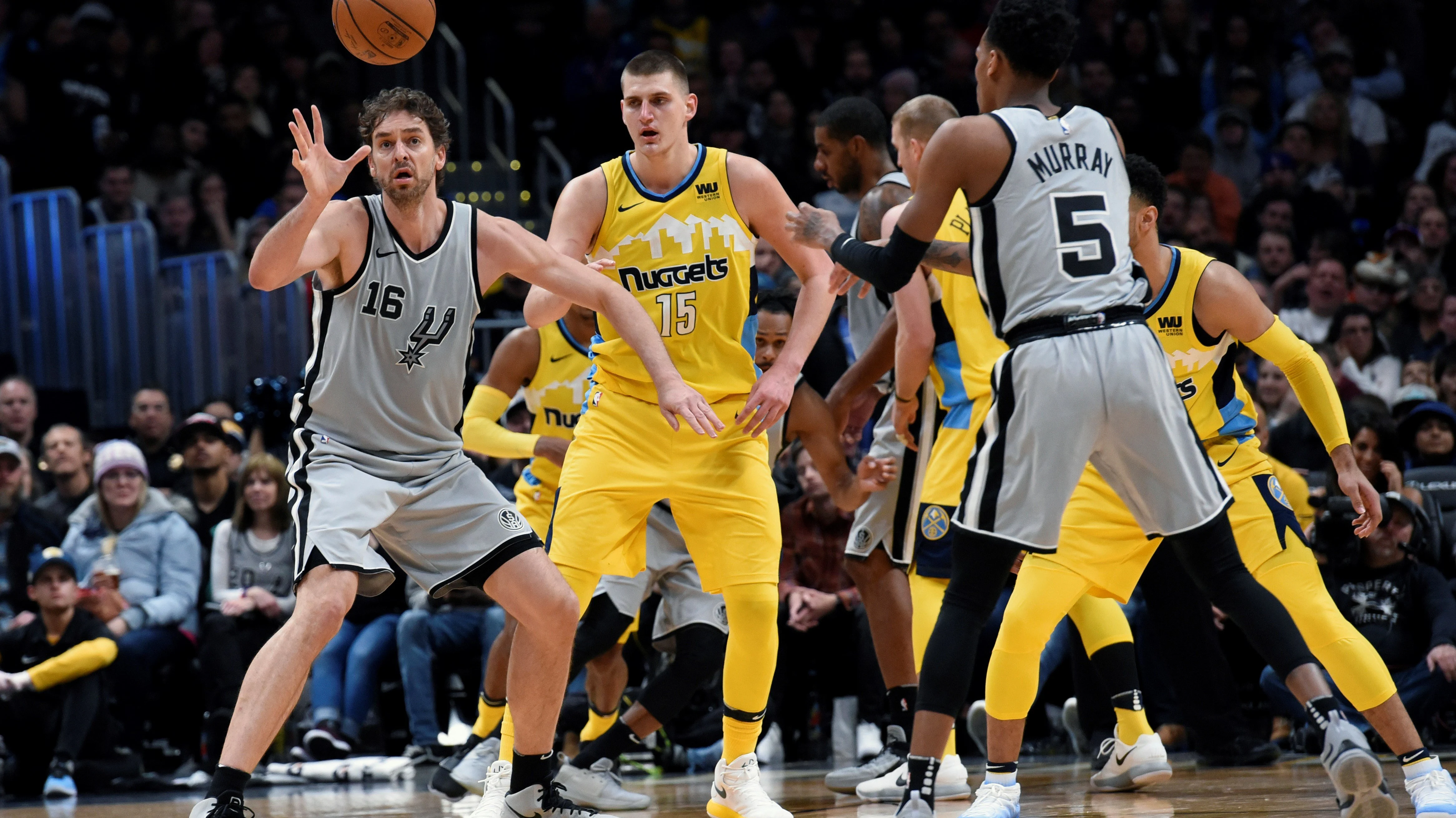 Pau Gasol recibe un pase ante los Nuggets