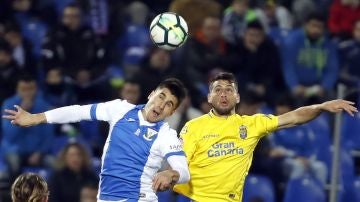 Rubén Pérez cabecea un balón ante el argentino Jonathan Calleri