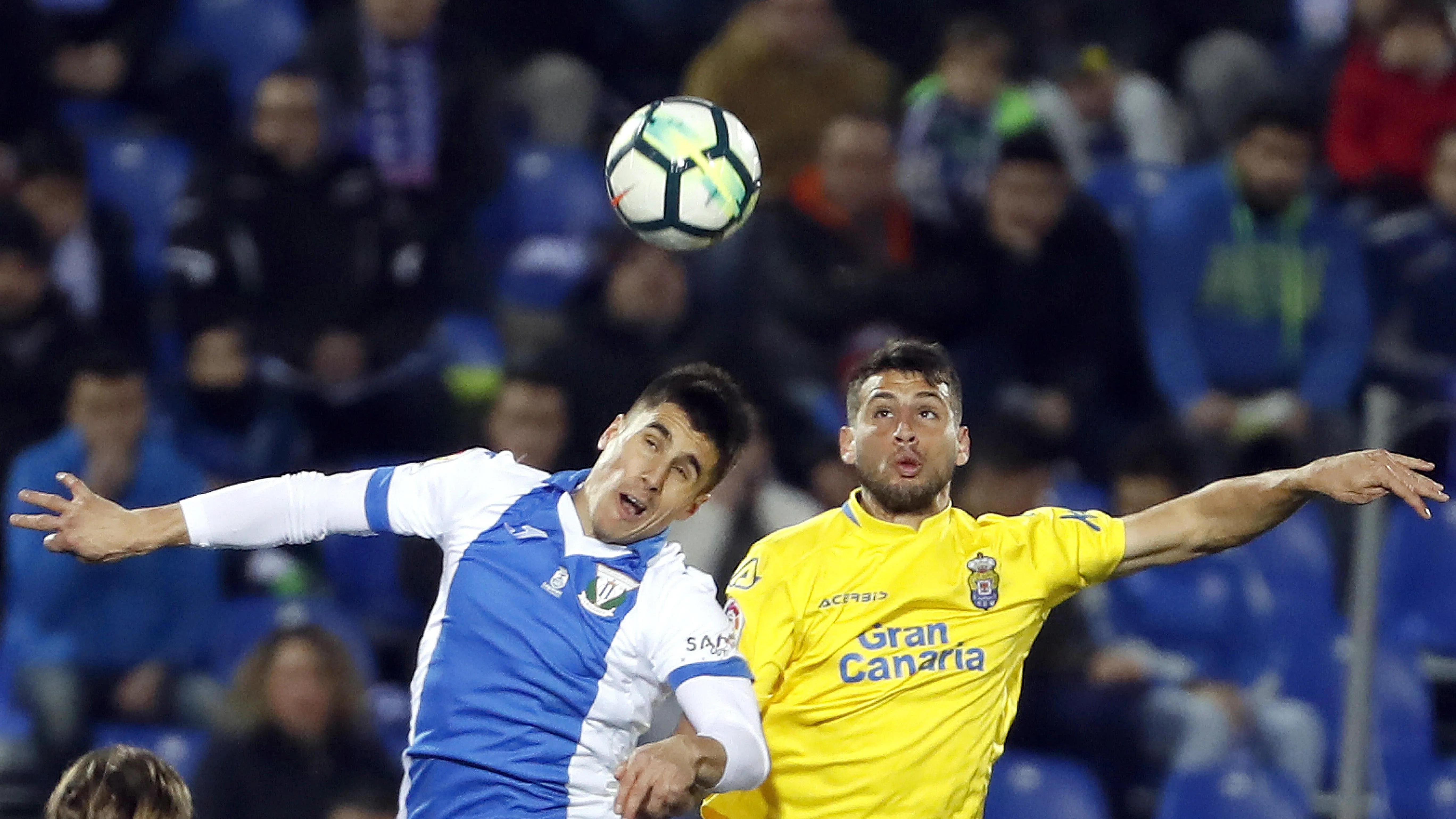 Rubén Pérez cabecea un balón ante el argentino Jonathan Calleri