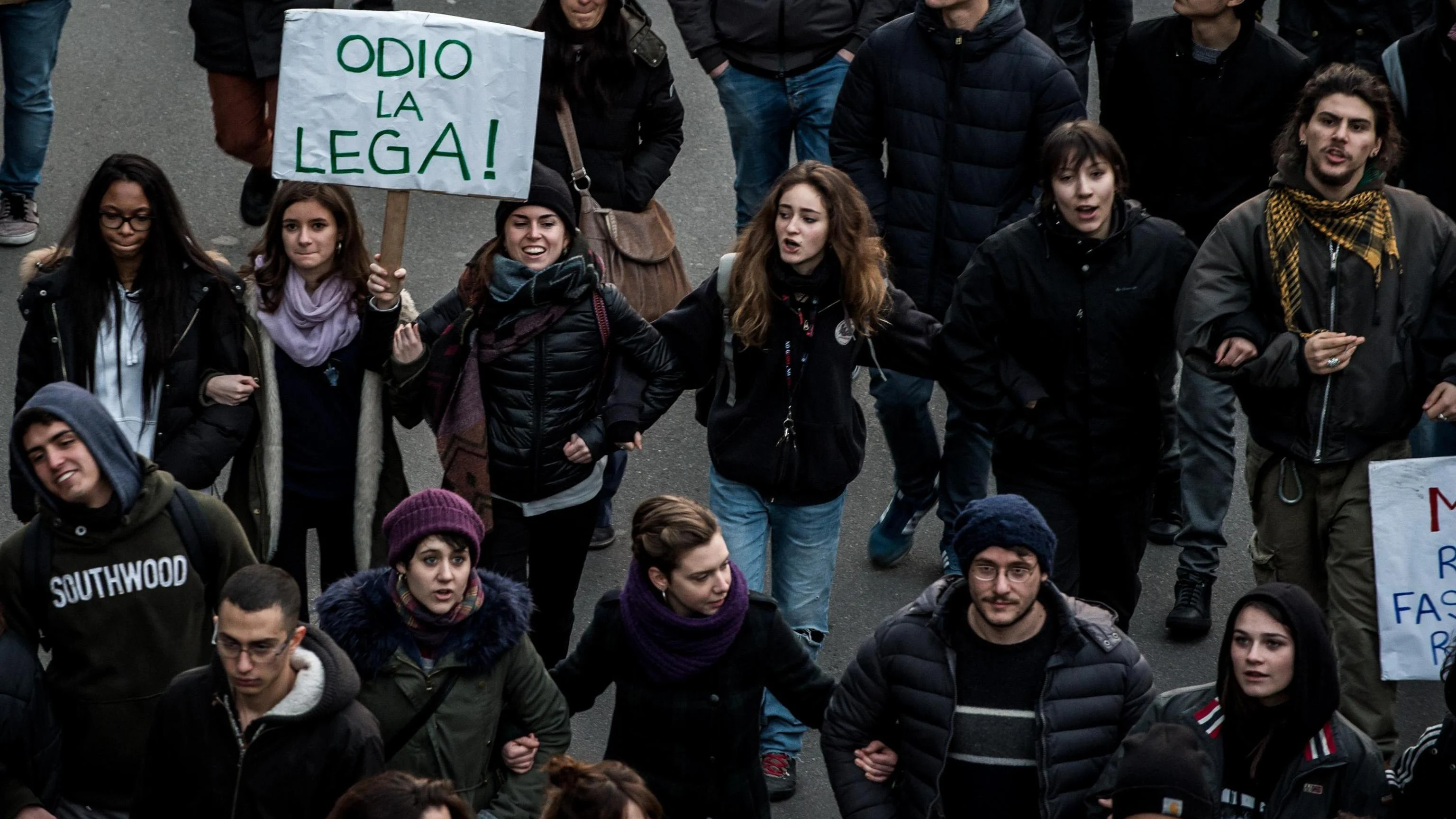 Antifascistas y ultraderechistas marchan en Italia a una semana de las elecciones