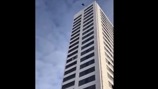 Momento del salto desde el edificio en Estocolmo