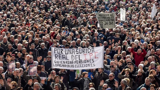 Miles de jubilados y pensionistas,convicados por la plataforma de asociaciones de jubilados, viudas y pensionistas de Bizkaia Miles de jubilados y pensionistas,convicados por la plataforma de asociaciones de jubilados, viudas y pensionistas de Bizkaia