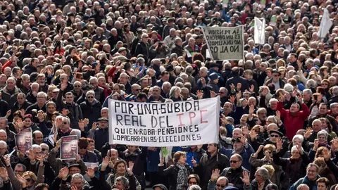 Miles de jubilados y pensionistas,convicados por la plataforma de asociaciones de jubilados, viudas y pensionistas de Bizkaia Miles de jubilados y pensionistas,convicados por la plataforma de asociaciones de jubilados, viudas y pensionistas de Bizkaia