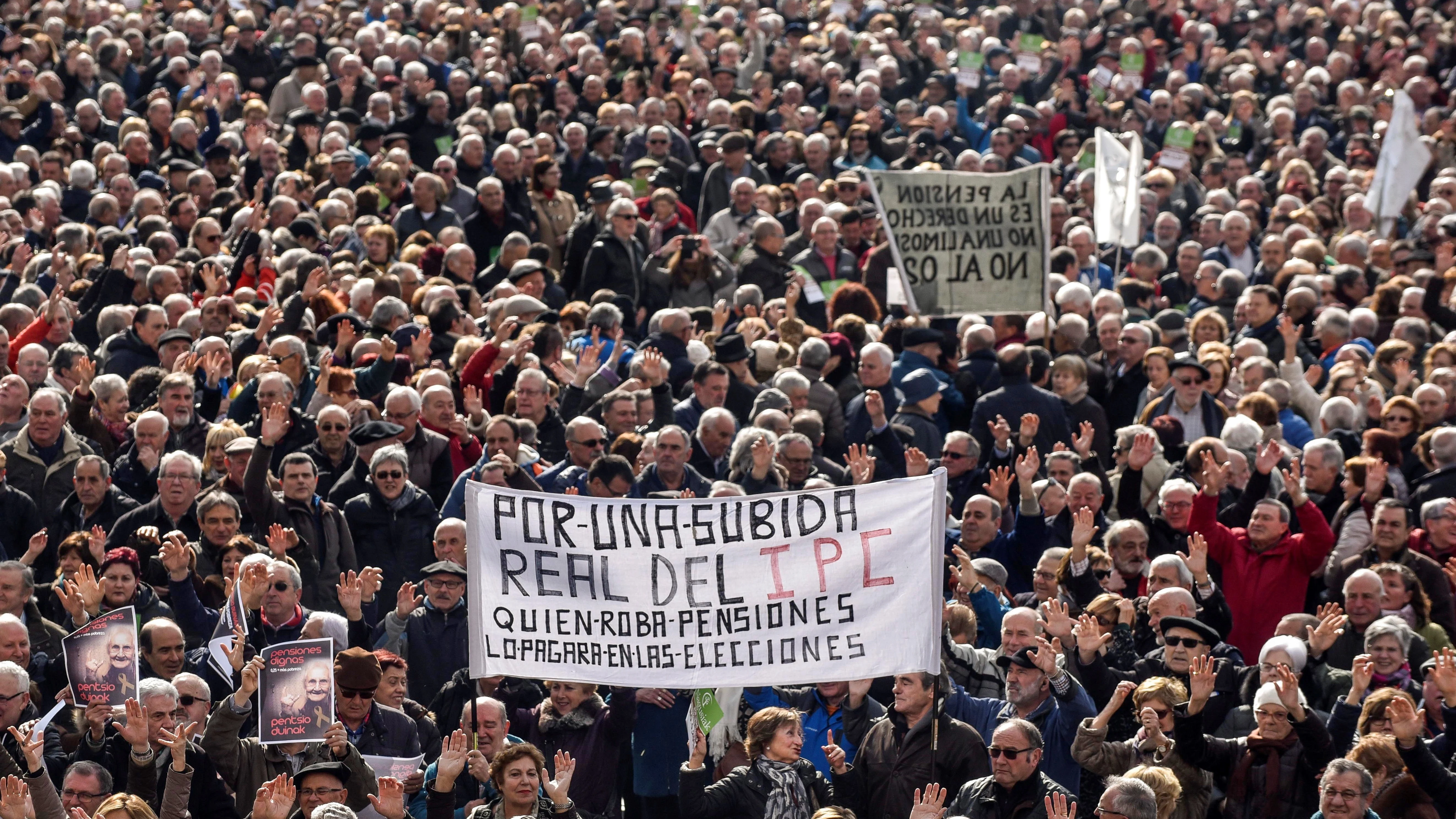 Miles de jubilados y pensionistas,convicados por la plataforma de asociaciones de jubilados, viudas y pensionistas de Bizkaia