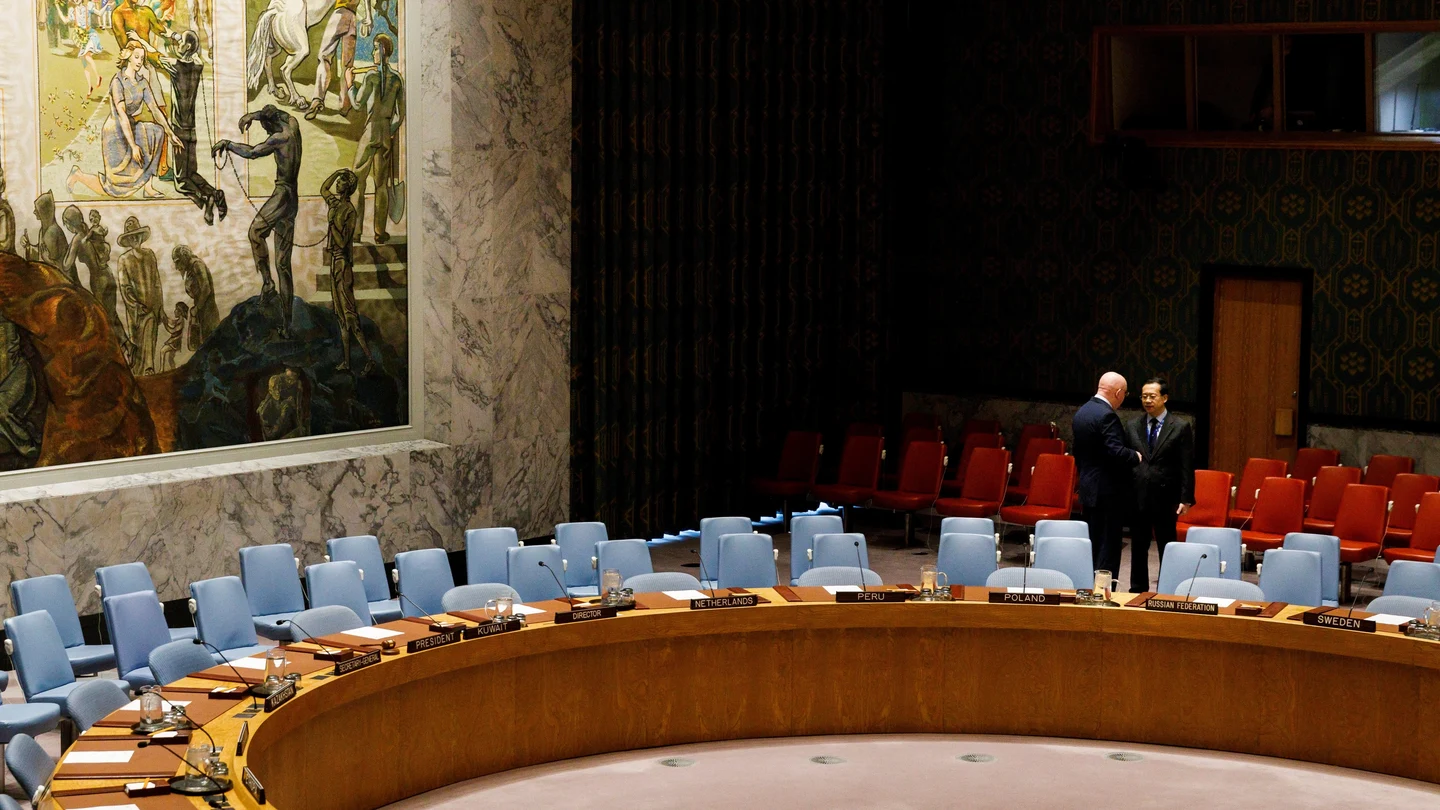 El embajador ruso en las Naciones Unidas, Vassily Nebenzea (i), y su homólogo chino, Ma Zhaoxu El embajador ruso en las Naciones Unidas, Vassily Nebenzea (i), y su homólogo chino, Ma Zhaoxu