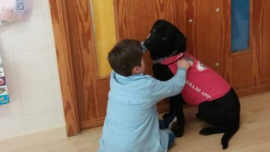 Abril con un ni&ntilde;o de la escuela