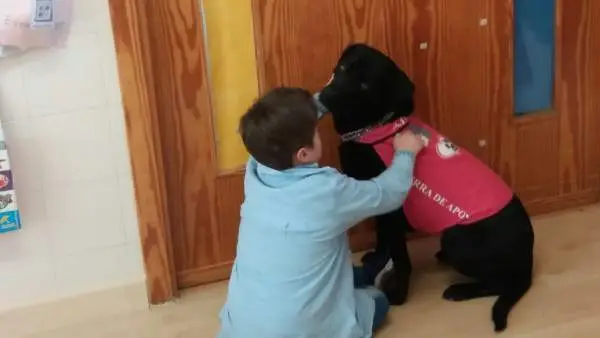 Abril con un niño de la escuela