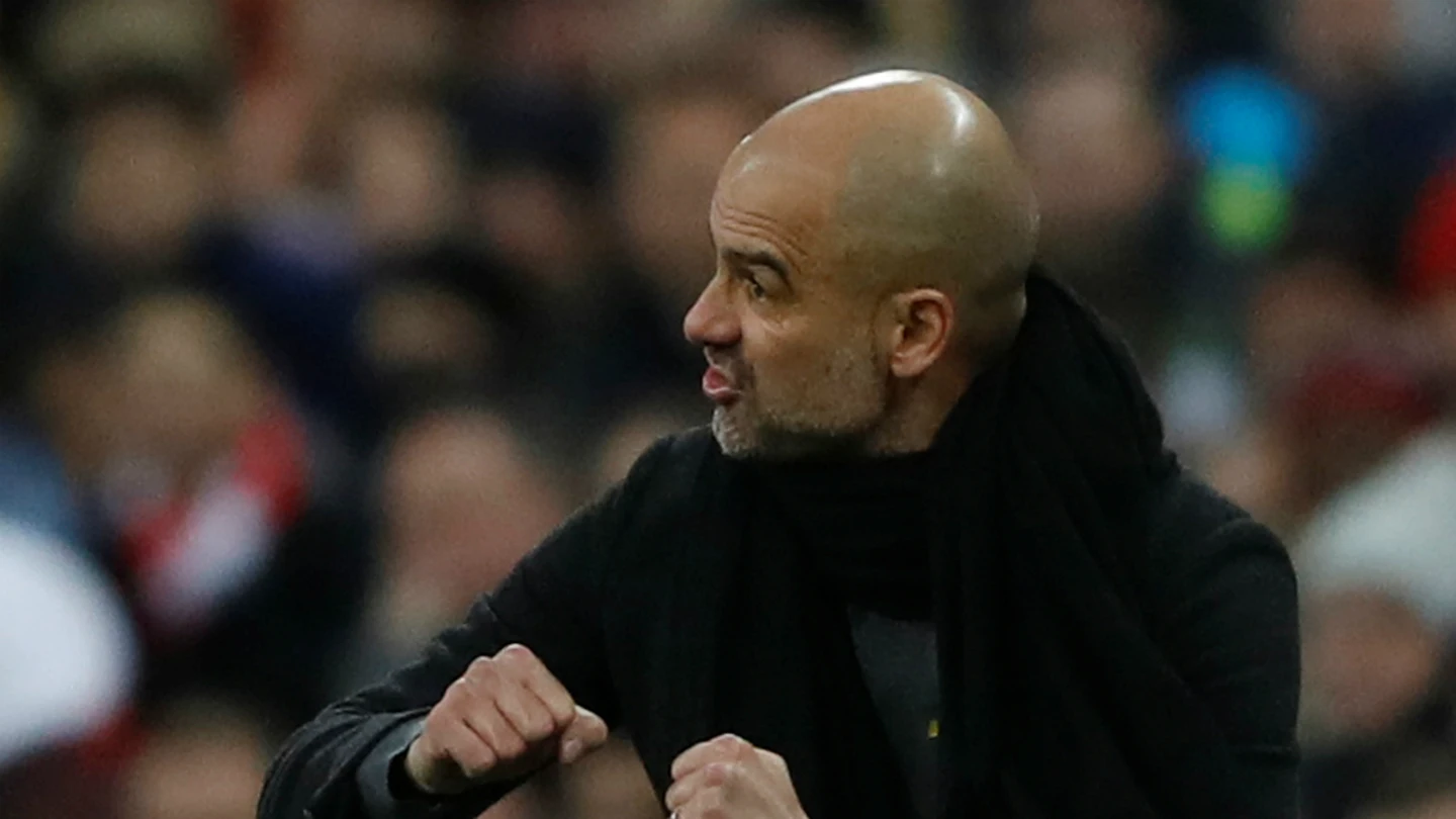 Guardiola da indicaciones a sus jugadores Guardiola da indicaciones a sus jugadores