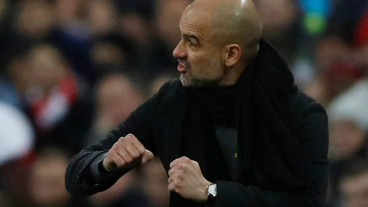 Guardiola da indicaciones a sus jugadores Guardiola da indicaciones a sus jugadores