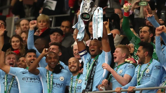 Kompany levanta el trofeo de la Copa de la Liga en Wembley Kompany levanta el trofeo de la Copa de la Liga en Wembley