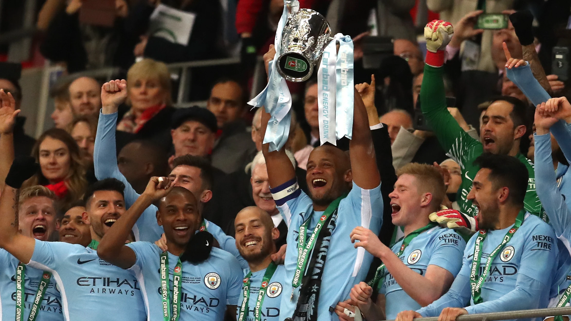 Kompany levanta el trofeo de la Copa de la Liga en Wembley