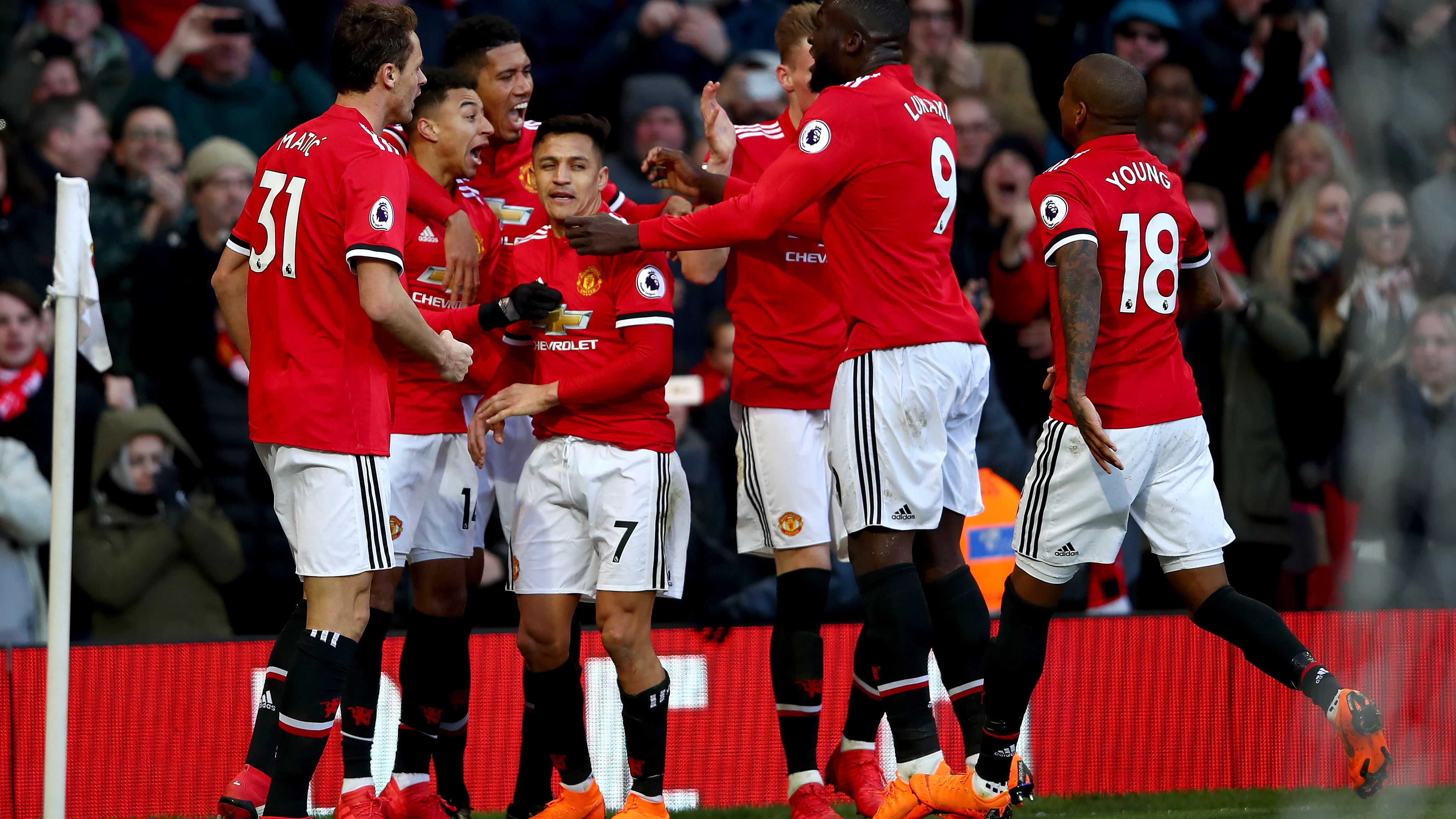 Lingard celebra su gol con sus compa&ntilde;eros en Old Trafford