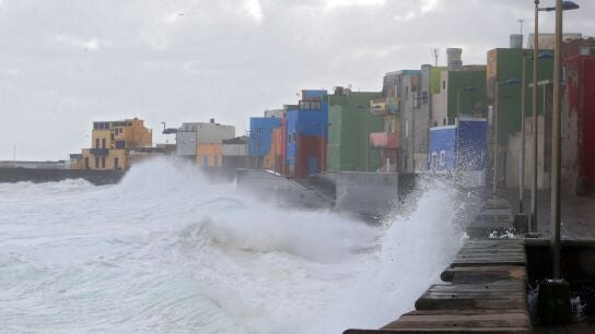Imagen del fuerte oleaje azotando en barrio marinero de San Crist&oacute;bal, en Las Palmas de Gran Canaria
