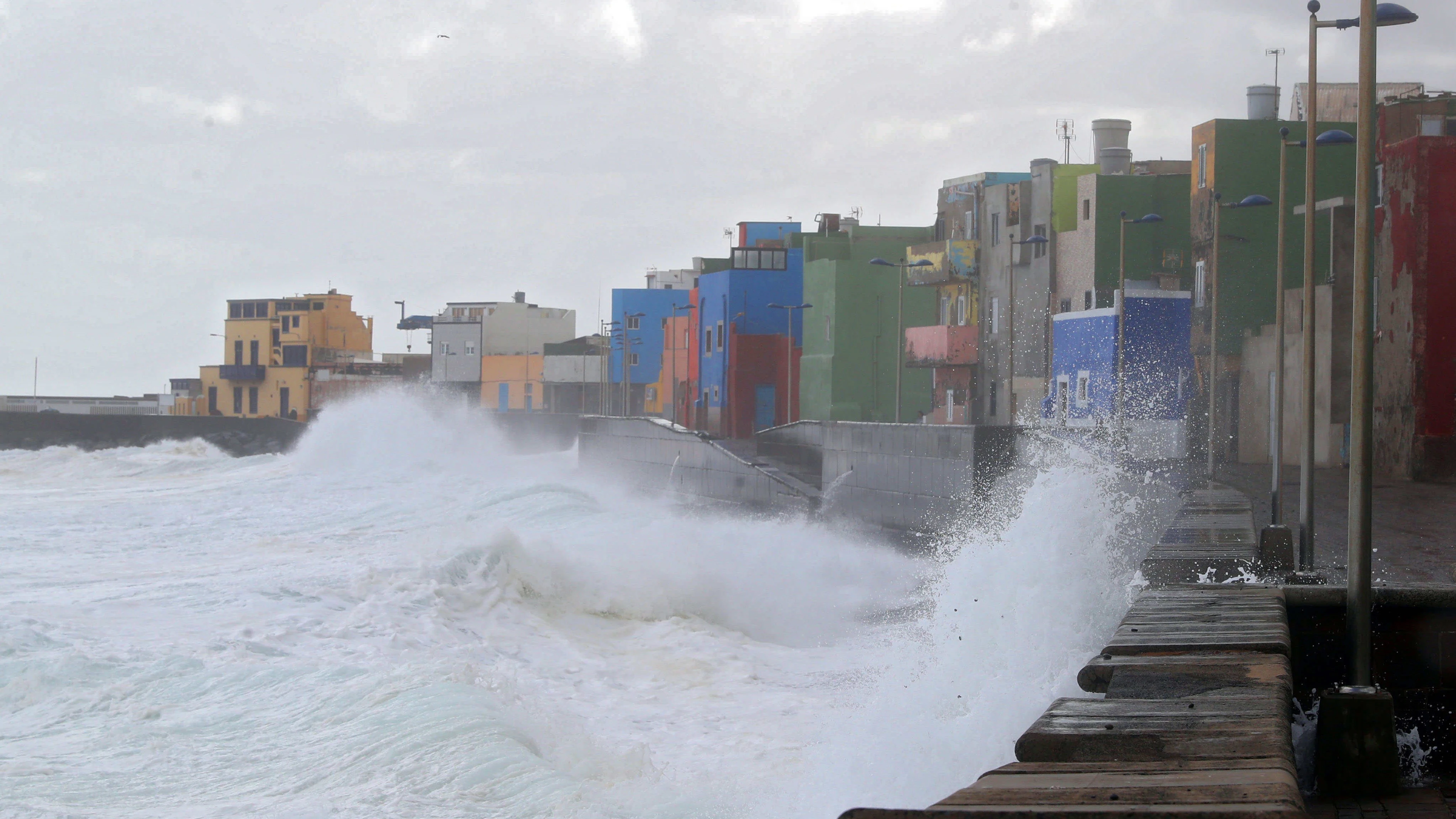 Imagen del fuerte oleaje azotando en barrio marinero de San Cristóbal, en Las Palmas de Gran Canaria