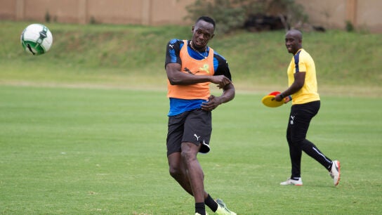 Usain Bolt jugando al f&uacute;tbol