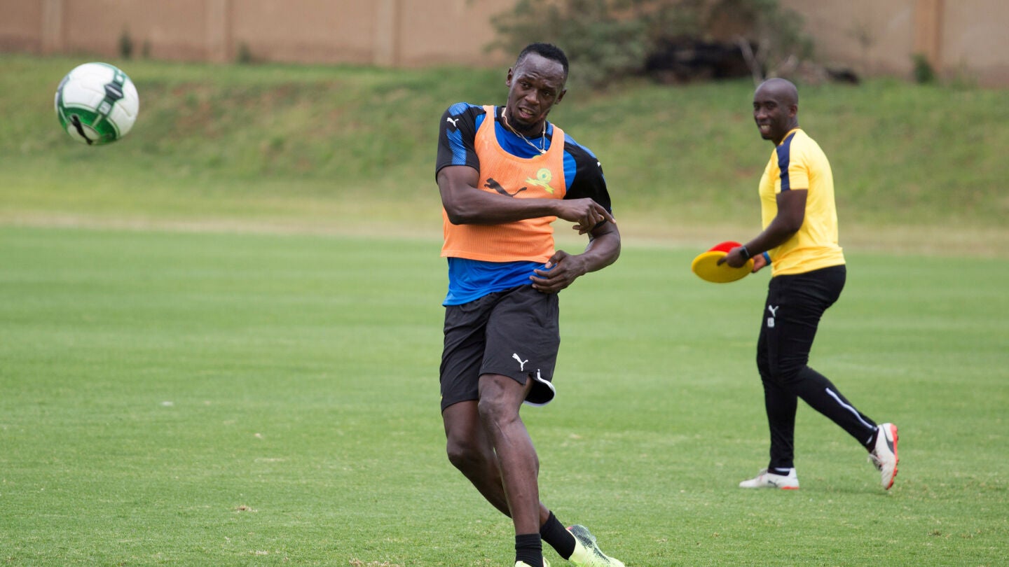 Usain Bolt jugando al f&uacute;tbol