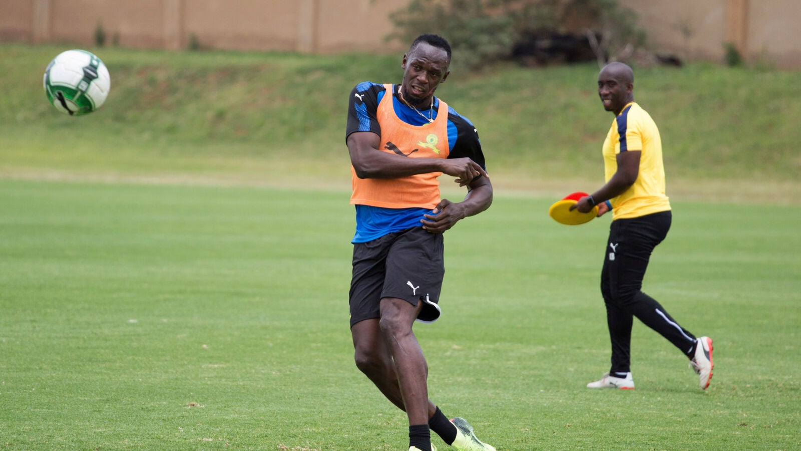 Usain Bolt jugando al f&uacute;tbol