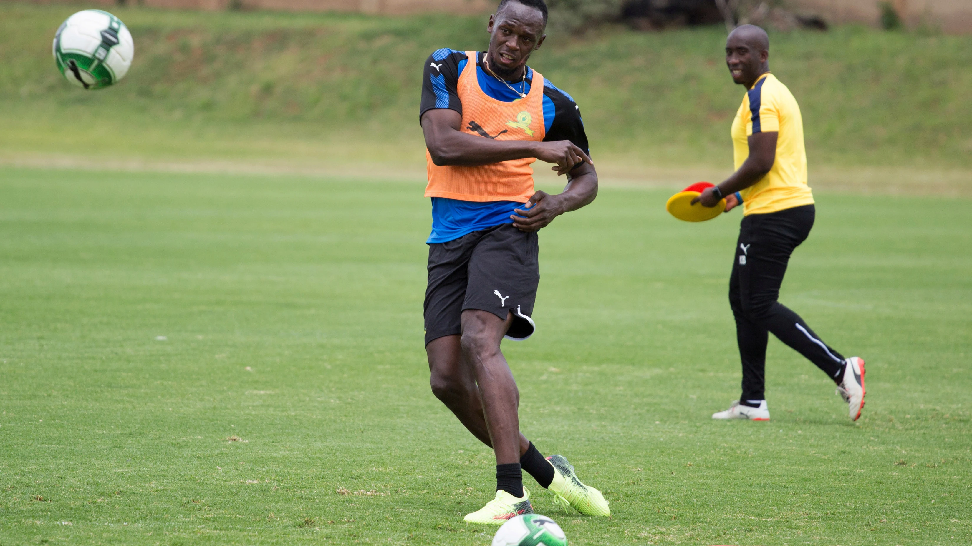 Usain Bolt jugando al fútbol