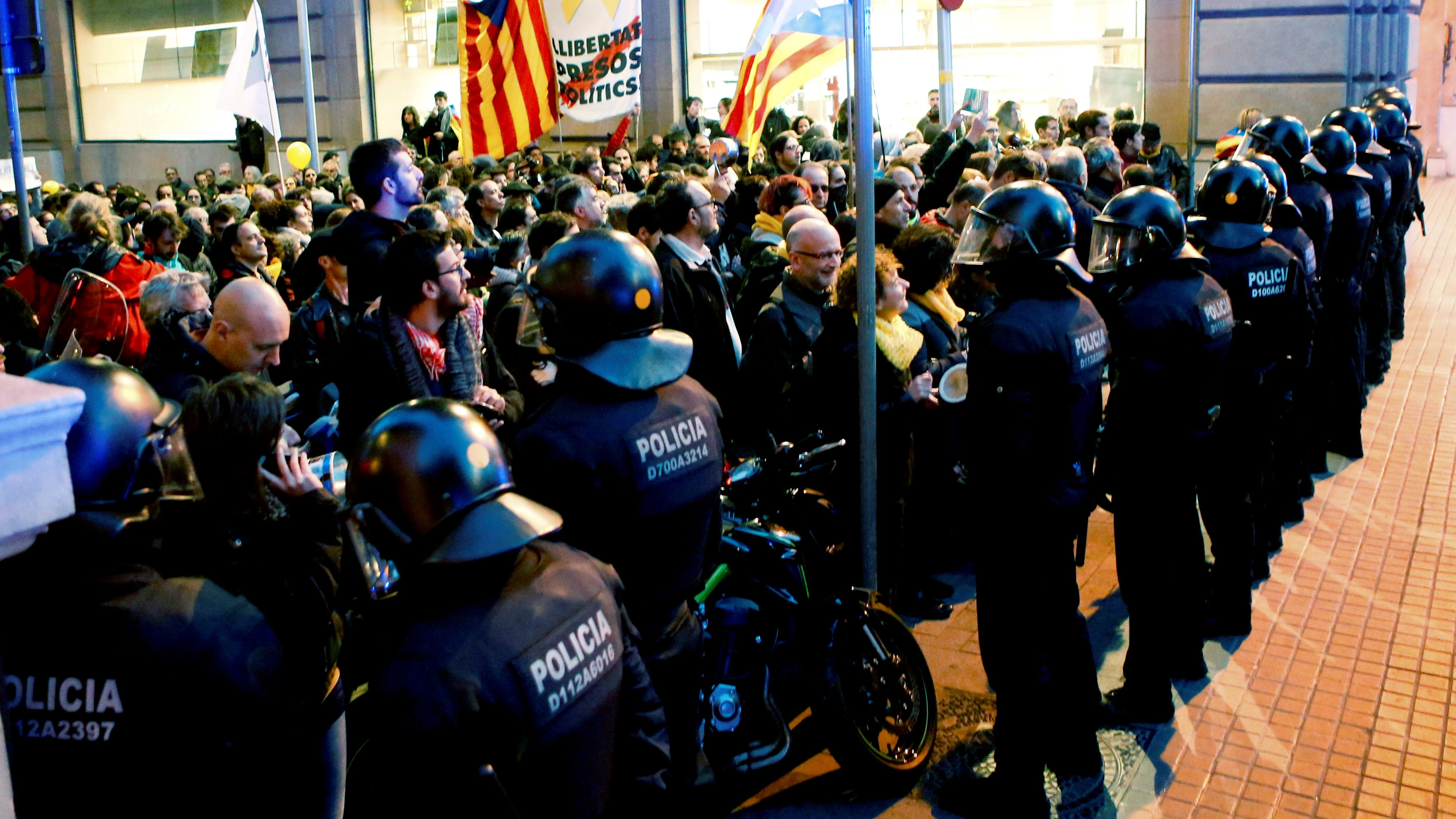 Manifestantes concentrados en los alrededores del Palau de la Música