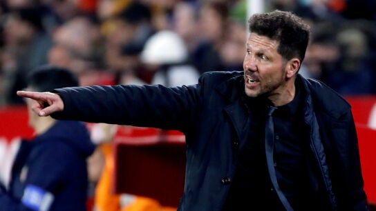 Simeone da indicaciones en la banda