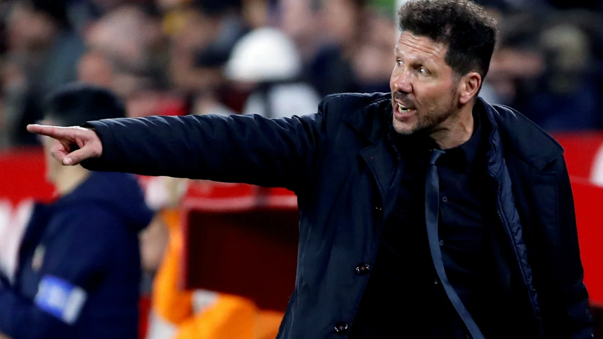 Simeone da indicaciones en la banda