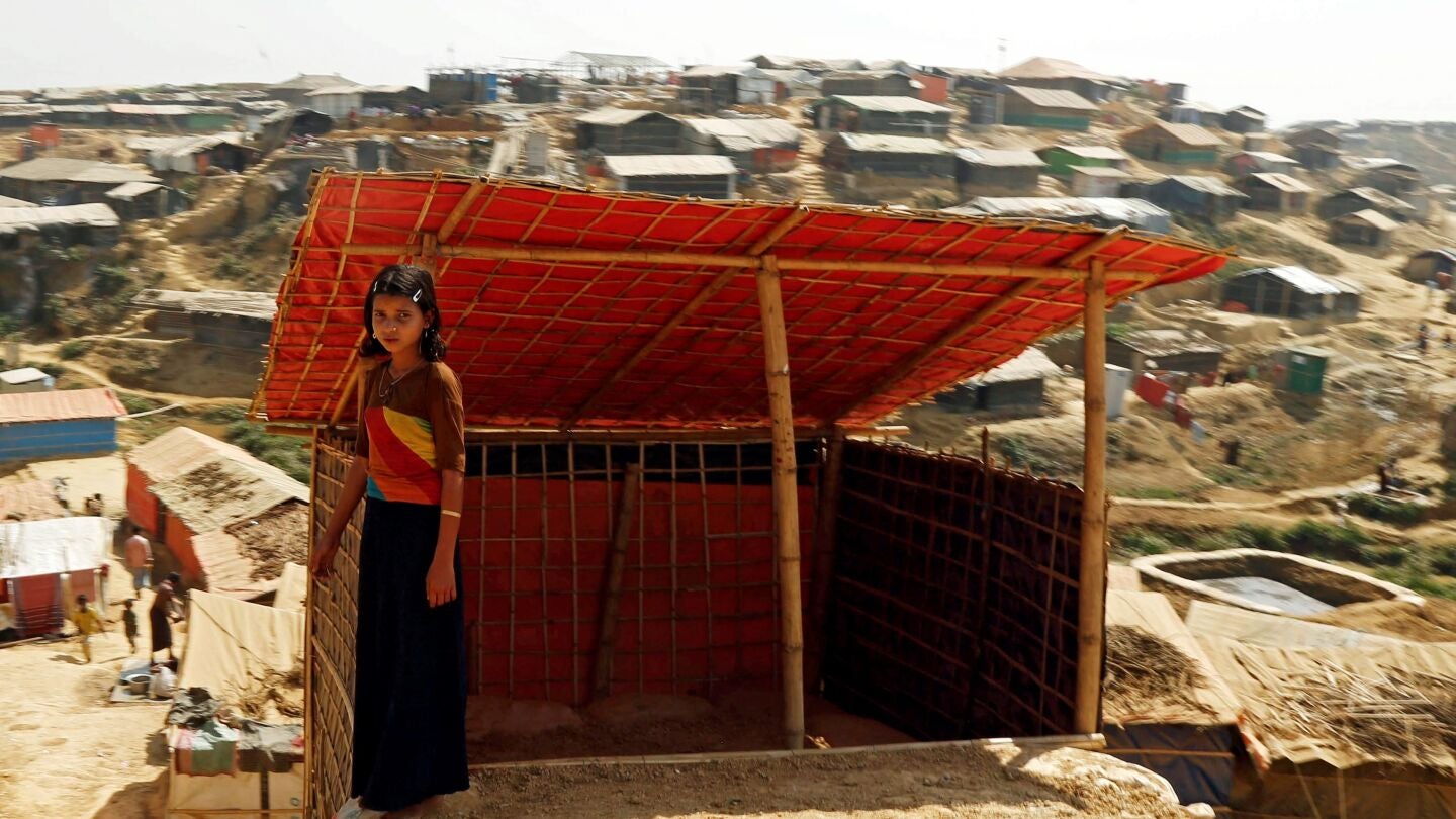 Una ni&ntilde;a rohiny&aacute; posa delante de su tienda en un campamento en Bangladesh