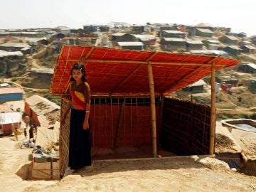 Una niña rohinyá posa delante de su tienda en un campamento en Bangladesh Una niña rohinyá posa delante de su tienda en un campamento en Bangladesh