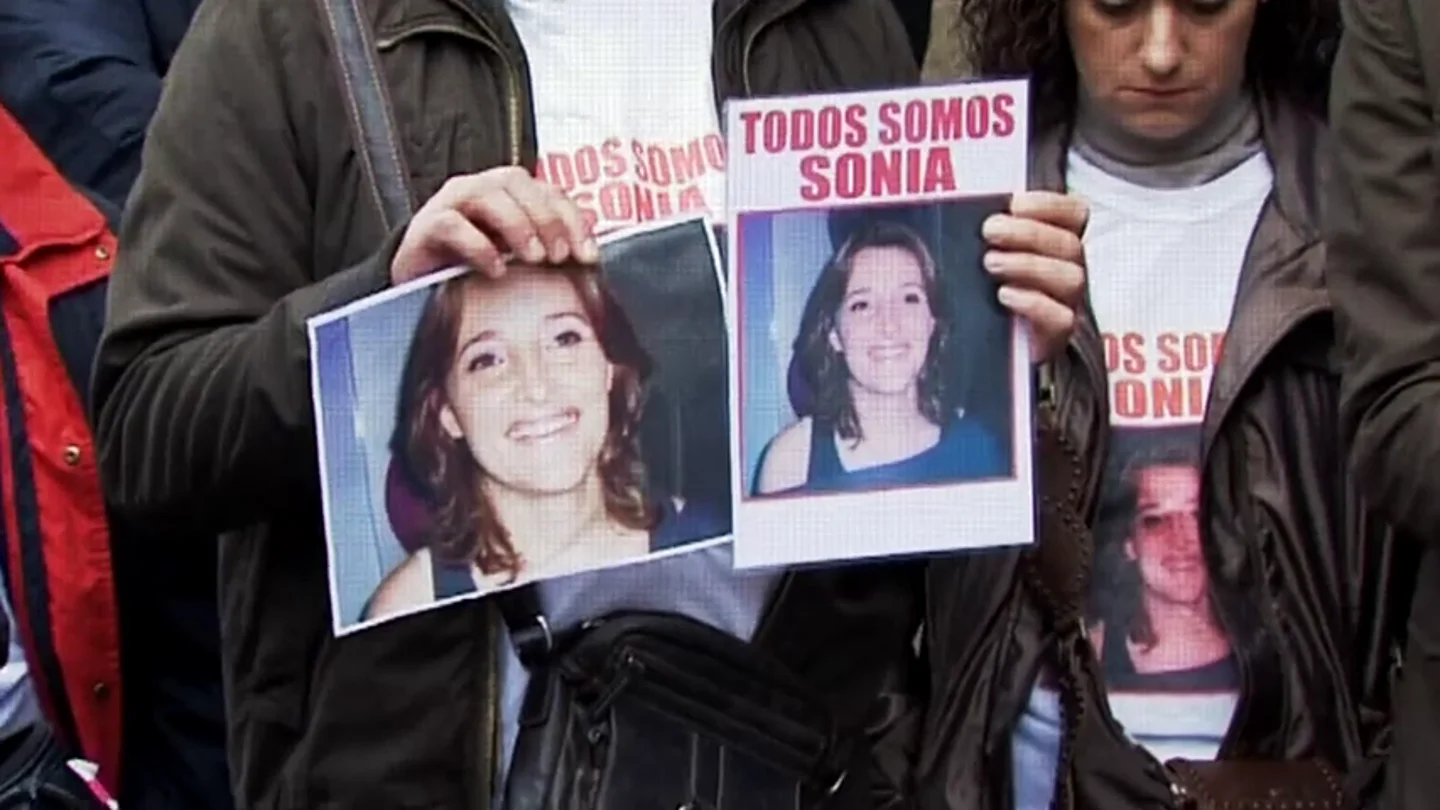 Cartel de la búsqueda de Sonia Iglesias Sonia Iglesias acudió a una asociación de mujeres maltratadas antes de desaparecer y afirmó que Julio Araujo la amenazó con un arma de fuego