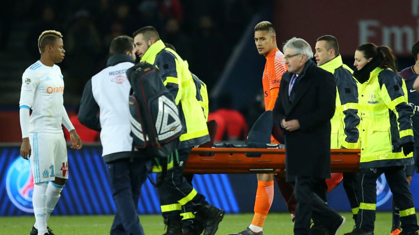 Neymar se retira en camilla