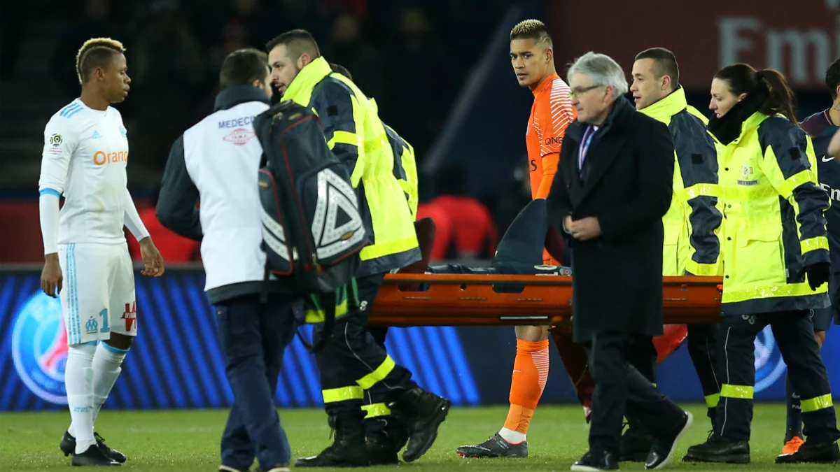Neymar se retira en camilla